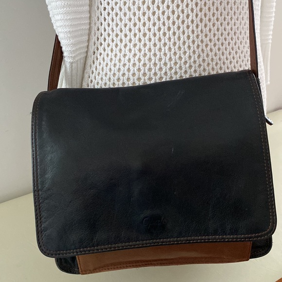 Opale genuine leather crossbody bag in black and tan. Multiple compartments. - Picture 3 of 17